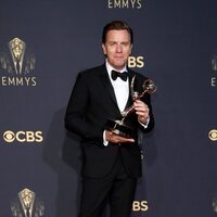 Ewan McGregor posa con su Emmy 2021