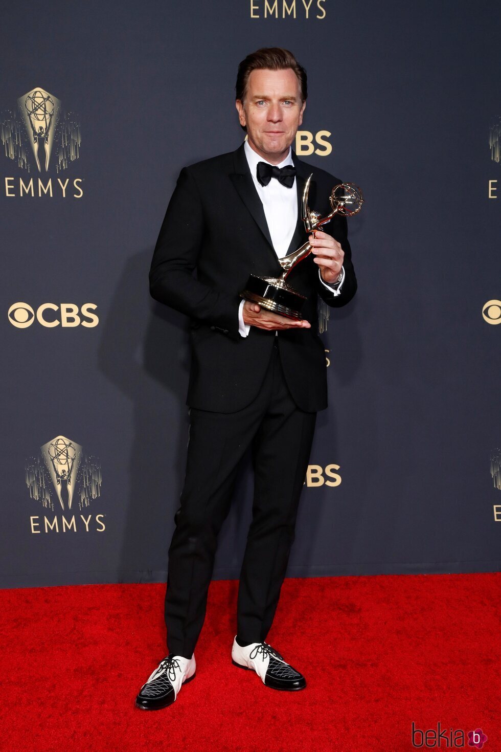 Ewan McGregor posa con su Emmy 2021