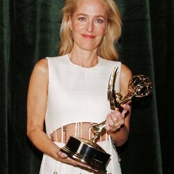 Gillian Anderson posa con su Emmy 2021