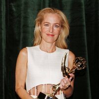 Gillian Anderson posa con su Emmy 2021