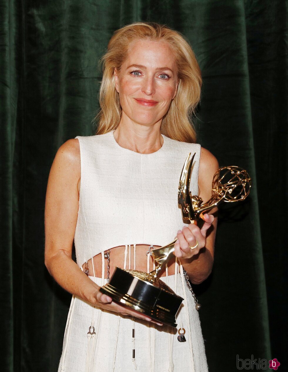 Gillian Anderson posa con su Emmy 2021