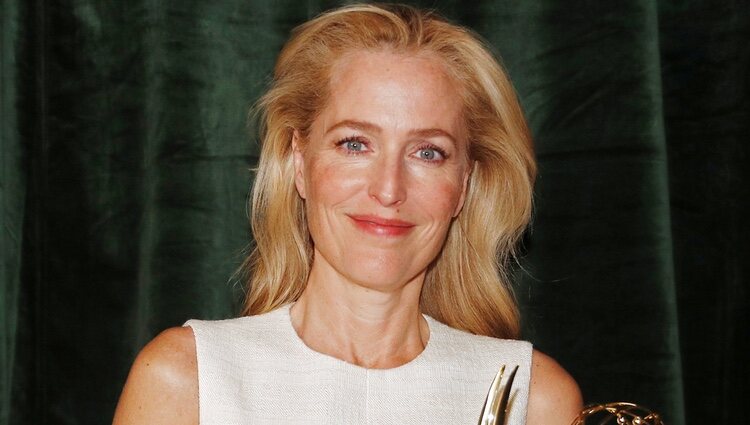 Gillian Anderson posa con su Emmy 2021