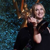 Kate Winslet posa feliz con su Emmy 2021