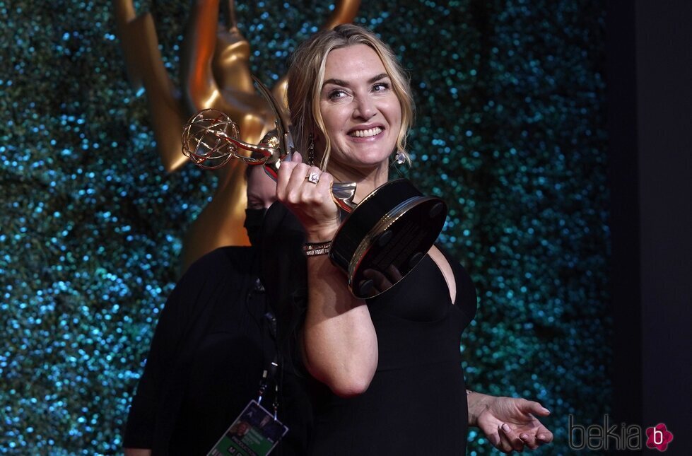 Kate Winslet posa feliz con su Emmy 2021