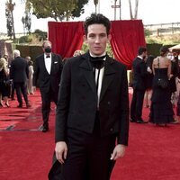 Josh O'Connor en la alfombra roja de los Emmy 2021