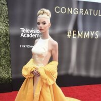 Anya Taylor-Joy en la alfombra roja de los Emmy 2021