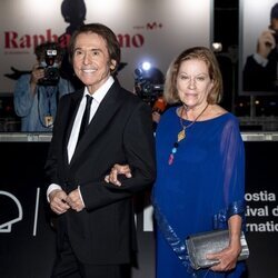 Raphael y Natalia Figueroa en la presentación de 'Raphaelismo' en el Festival de San Sebastián 2021