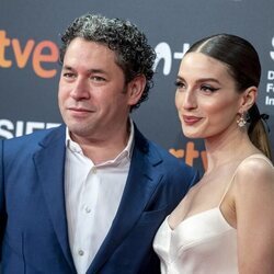 María Valverde y Gustavo Dudamel en el photocall de 'Distancia de rescate' en el Festival de San Sebastián 2021