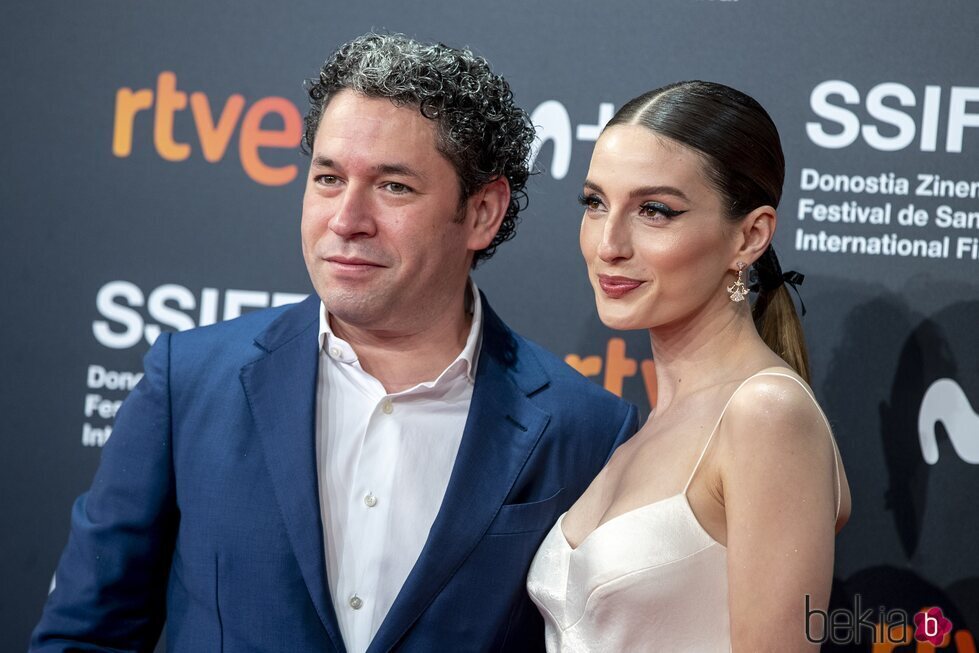 María Valverde y Gustavo Dudamel en el photocall de 'Distancia de rescate' en el Festival de San Sebastián 2021