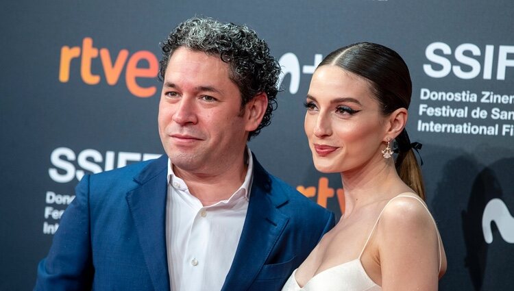 María Valverde y Gustavo Dudamel en el photocall de 'Distancia de rescate' en el Festival de San Sebastián 2021