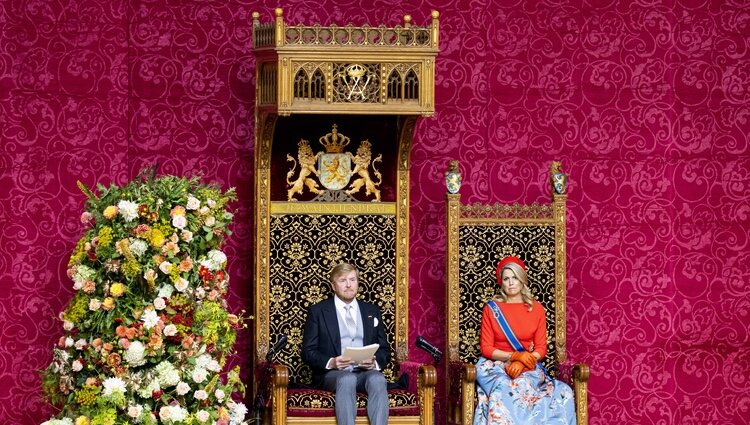 Guillermo Alejandro de Holanda da su discurso en el Prinsjesdag 2021 junto a Máxima de Holanda