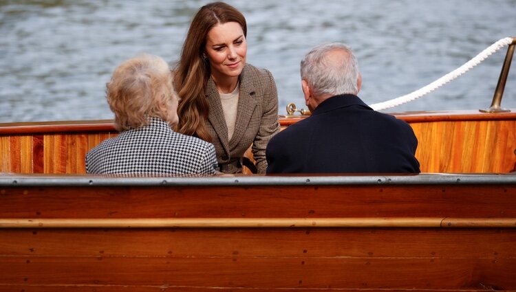 Kate Middleton escucha a un superviviente del Holocausto en un barco en Cumbria