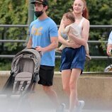 Joe Jonas y Sophie Turner con su hija Willa en brazos de paseo