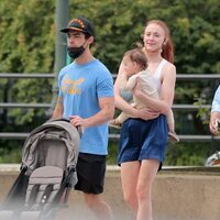 Joe Jonas y Sophie Turner con su hija Willa en brazos de paseo