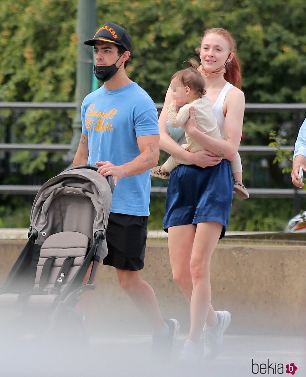 Joe Jonas y Sophie Turner con su hija Willa en brazos de paseo