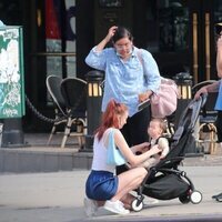 Sophie Turner atiende a su hija en un paseo con Joe Jonas