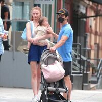 Sophie Turner lleva en brazos a su hija Willa durante un paseo con Joe Jonas