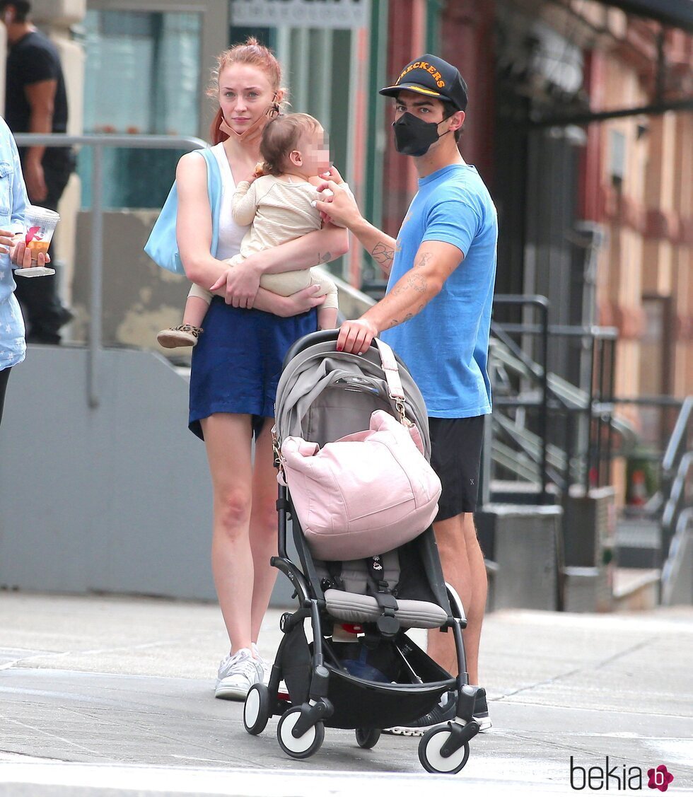 Sophie Turner lleva en brazos a su hija Willa durante un paseo con Joe Jonas