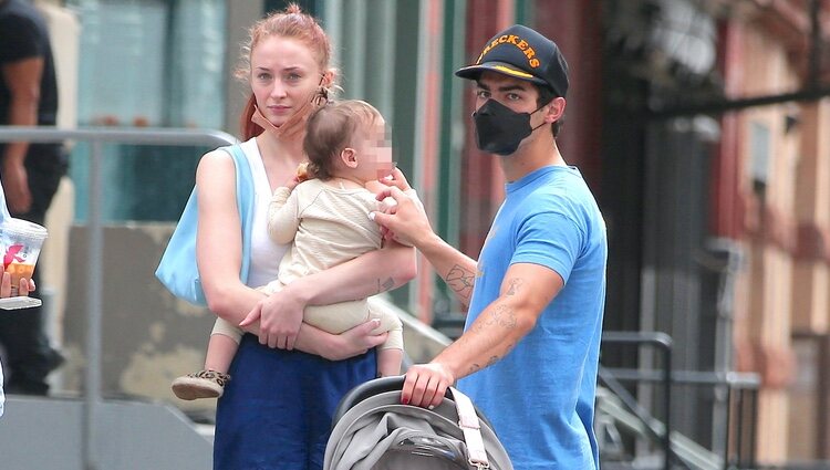 Sophie Turner lleva en brazos a su hija Willa durante un paseo con Joe Jonas