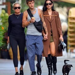 Yolanda y Anwar Hadid junto a Dua Lipa de paseo por Nueva York