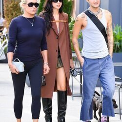 Yolanda Hadid, Anwar Hadid y Dua Lipa paseando por Nueva York