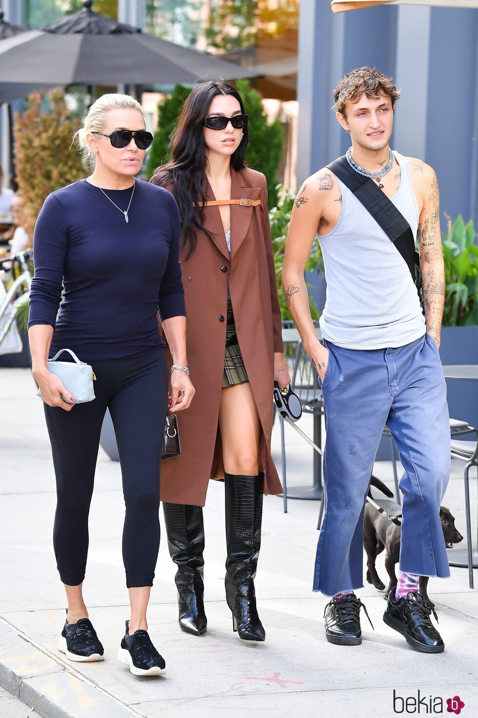 Yolanda Hadid, Anwar Hadid y Dua Lipa paseando por Nueva York