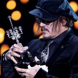 Johnny Depp mirando su Premio Donostia 2021 en el Festival de Cine de San Sebastián 2021