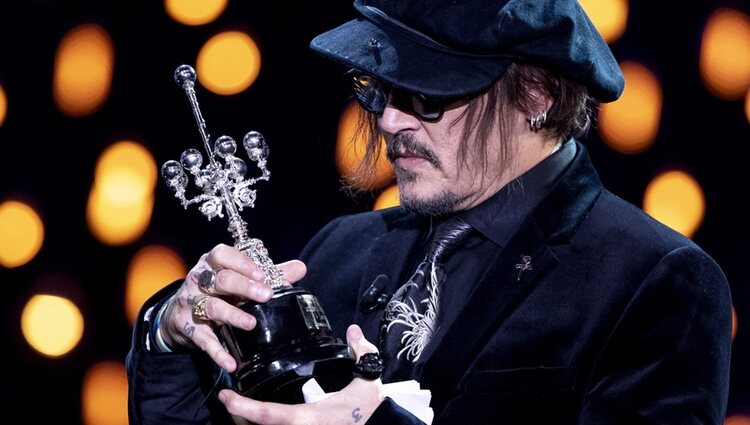 Johnny Depp mirando su Premio Donostia 2021 en el Festival de Cine de San Sebastián 2021