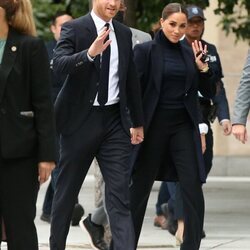 El Príncipe Harry y Meghan Markle saludando en Nueva York