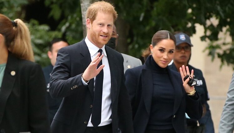 El Príncipe Harry y Meghan Markle saludando en Nueva York