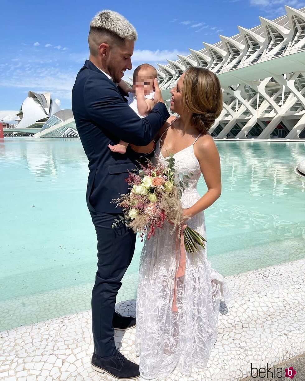 Yoli Claramonte y Jorge Moreno con su hija Jimena el día de su boda