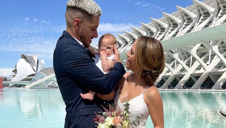 Yoli Claramonte y Jorge Moreno con su hija Jimena el día de su boda