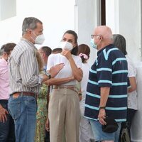 Los Reyes Felipe y Letizia hablando con dos ciudadanos desplazados por la erupción en La Palma