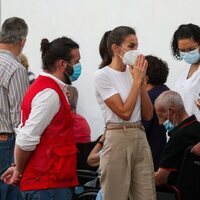 La Reina Letizia hablando con personas desplazadas por la erupción en La Palma