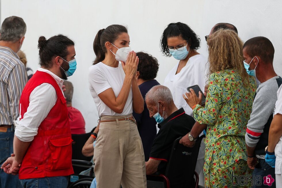 La Reina Letizia hablando con personas desplazadas por la erupción en La Palma