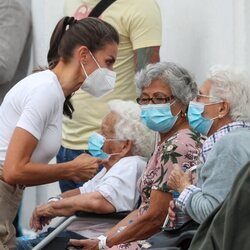 La Reina Letizia hablando con unas ciudadanas desplazadas por la erupción en La Palma