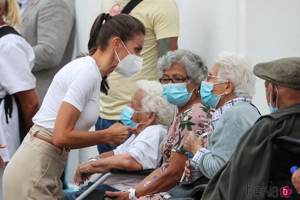 La Reina Letizia hablando con unas ciudadanas desplazadas por la erupción en La Palma