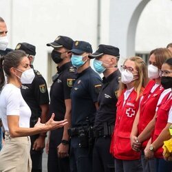 Los Reyes Felipe y Letizia hablando con policías y personal de emergencia en La Palma