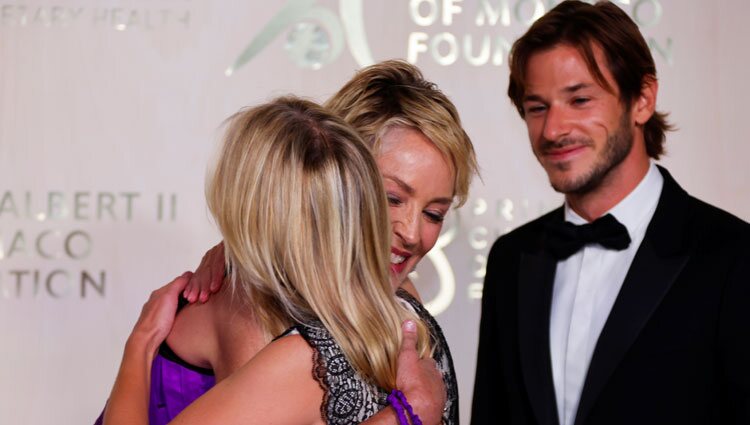 Sharon Stone abraza a Mélanie Laurent en presencia de Gaspard Ulliel en la Gala por la Salud Planetaria de Monte-Carlo 2021