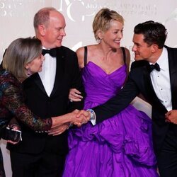 Carolina de Mónaco y Orlando Bloom se saludan en presencia de Alberto de Mónaco y Sharon Stone en la Gala por la Salud Planetaria de Monte-Carlo 2021