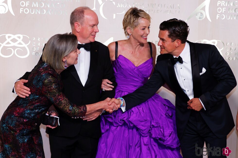 Carolina de Mónaco y Orlando Bloom se saludan en presencia de Alberto de Mónaco y Sharon Stone en la Gala por la Salud Planetaria de Monte-Carlo 2021