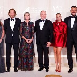 Andrea Casiraghi, Carolina de Mónaco, Alberto de Mónaco, Pauline Ducruet, Maxime Giaccardi y Gareth Wittstock en la Gala por la Salud Planetaria de Monte-C