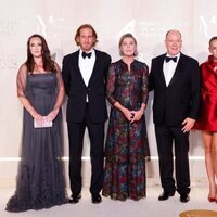 Andrea Casiraghi, Carolina de Mónaco, Alberto de Mónaco, Pauline Ducruet, Maxime Giaccardi y Gareth Wittstock en la Gala por la Salud Planetaria de Monte-C