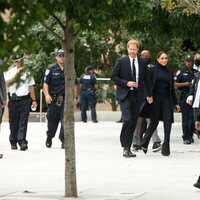 El Príncipe Harry y Meghan Markle con un equipo de seguridad en Nueva York