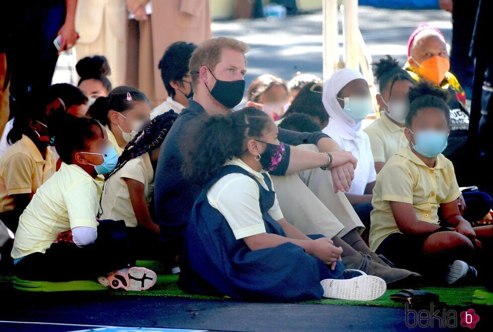 El Príncipe Harry rodeado de niños durante una visita a una escuela de Nueva York