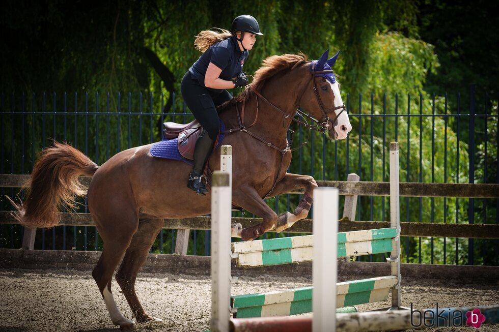 Amalia de Holanda saltando con su caballo Mojito