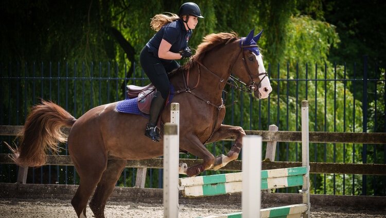 Amalia de Holanda saltando con su caballo Mojito