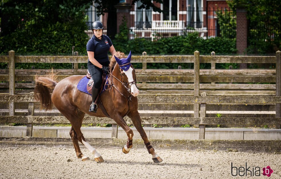 Amalia de Holanda con su caballo Mojito