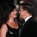 Katy Perry y Orlando Bloom se dedican una tierna mirada en la inauguración del Academy Museum of Motion Pictures