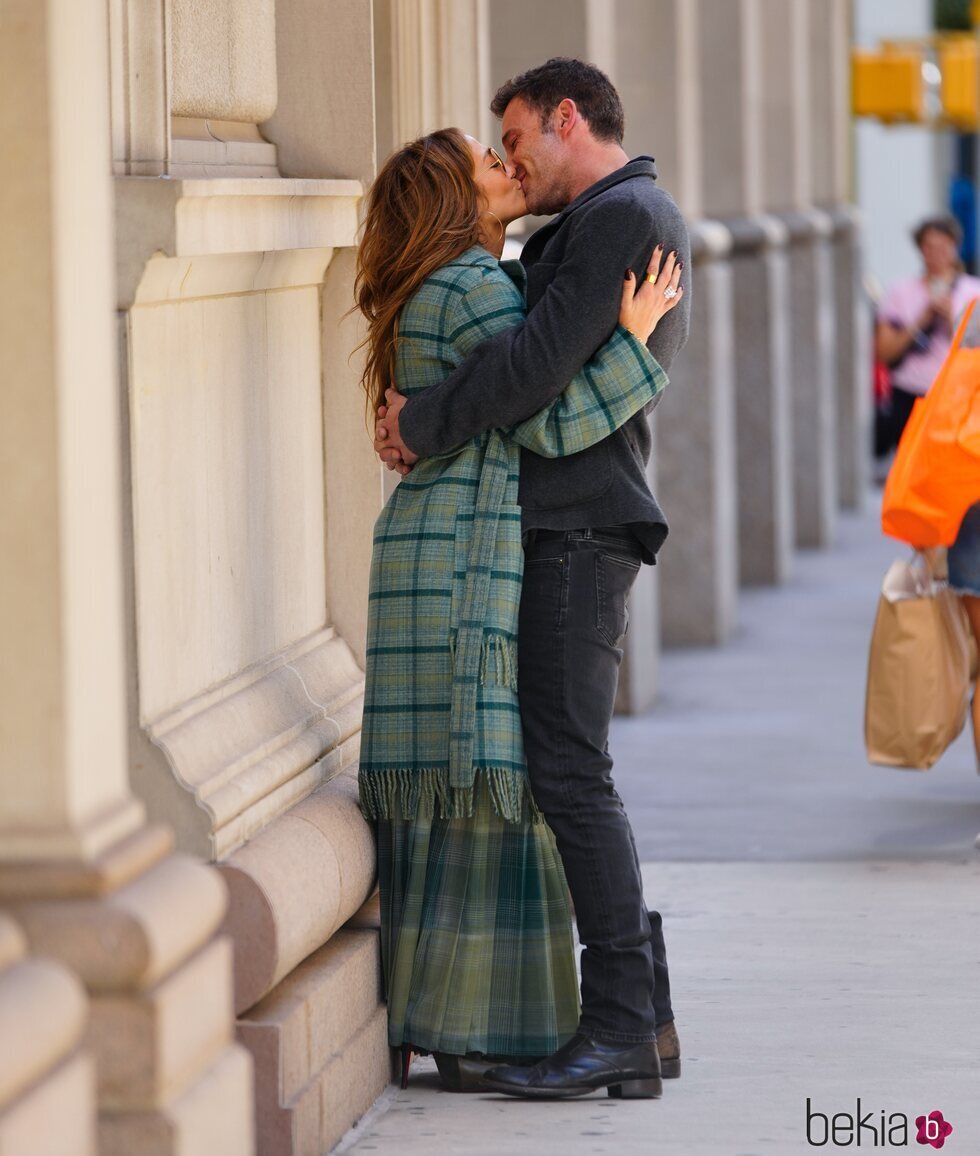 Jennifer Lopez y Ben Affleck dándose un beso